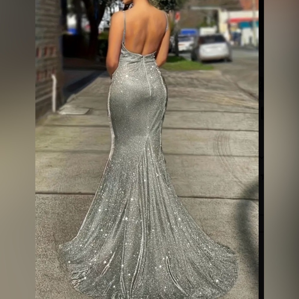 New, Size M Weddings / Proms / Elegant Backless Evening Gown